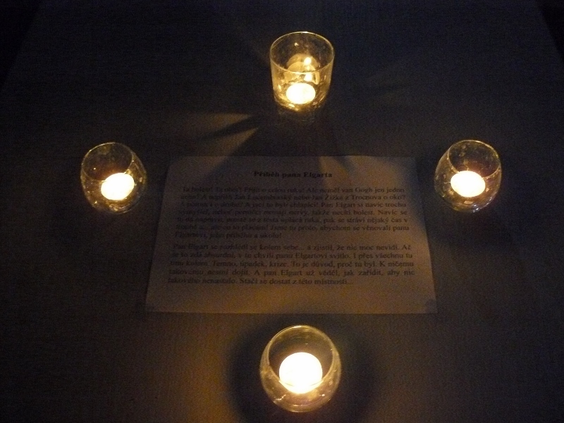 Čtyři svíčky kolem textu