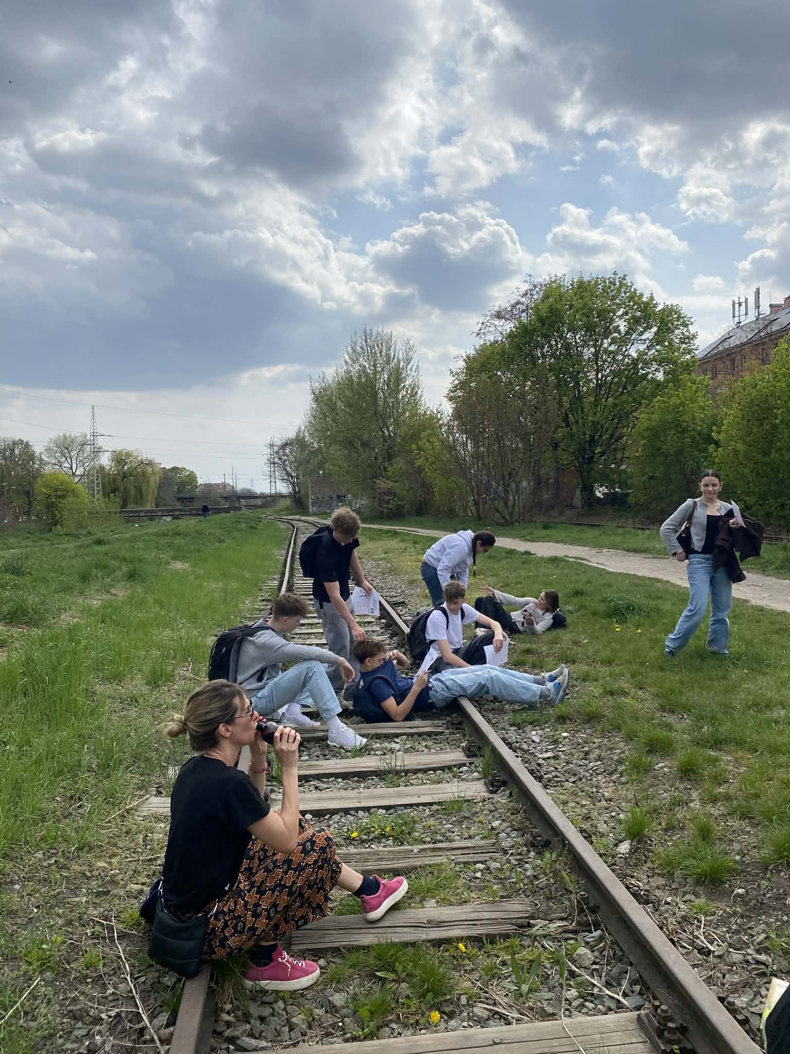 Luštění křížovky na industriální stezce podél řeky Svitavy