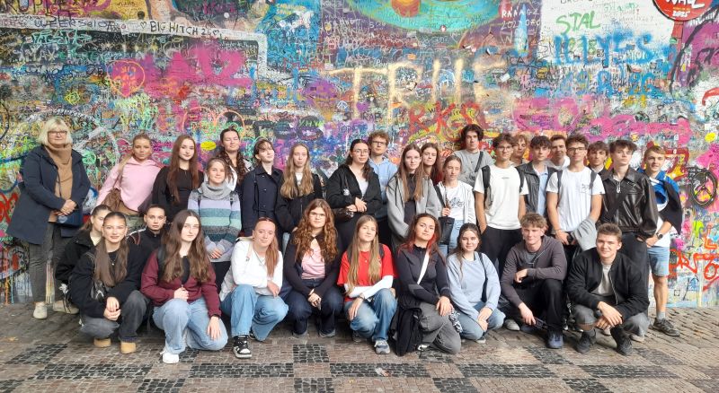 Studenti u Lenonovy zdi