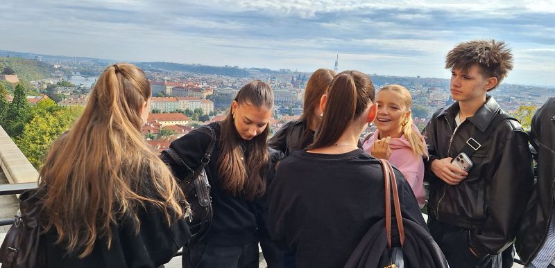 Skupinka studentů na vyhlídce na Prahu