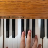 prsty na klavírní klaviatuře