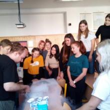 Studenti sledují pokus