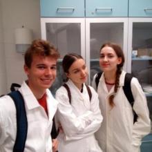 Studenti v laboratoři